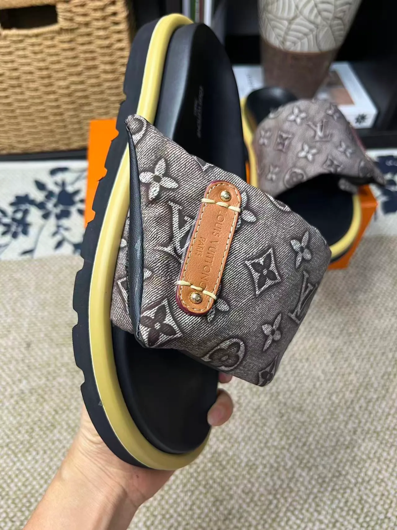 P340 [New Style] [LOUIS VUITTON] Louis Vuitton, LV printing, men's and women's slippers are now on the market, packed in drawer boxes with cloth bags and cards, the upper pattern looks very soft and waxy, and is a super versatile leg slimming tool. Fabric: imported denim/canvas/old fabric, LV hardware LOGO, official website pattern printing, comfortable to wear, feet: high-elastic PU water table. Sole: foam sole, heel height: about 5cm. Code number: 35-46, 35, 45, 46 are custom-made and non-returnable. Color: multiple colors and styles available.